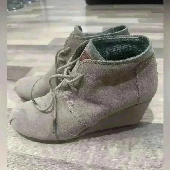 Toms suede ankle boots or booties size 8 tan taupe - Picture 1 of 4
